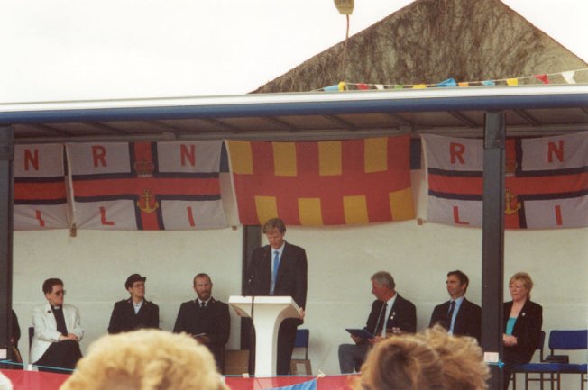 His Grace The Duke of Northumberland offically starts the Service.